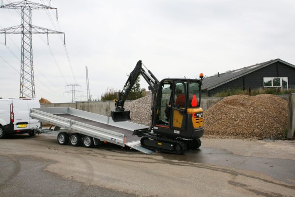 Lightweight heavy duty universal trailer with machine